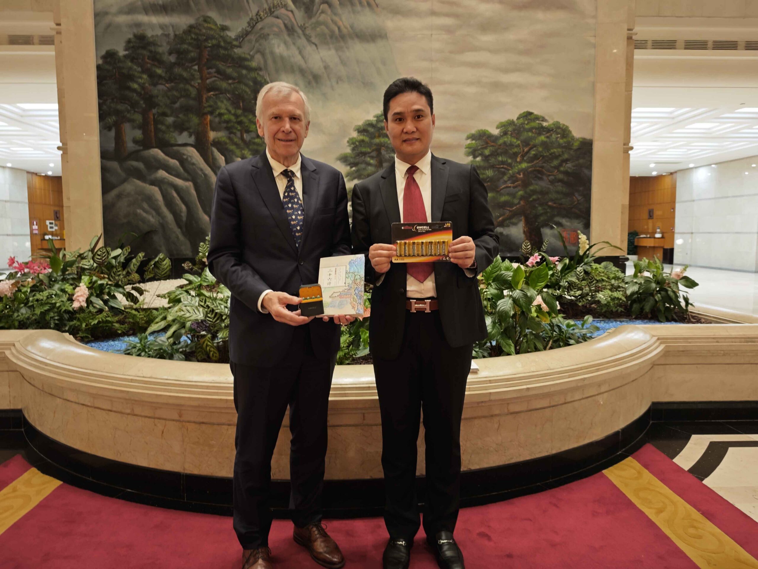 GMCELL Chairman Yuan Poses for a Photo
